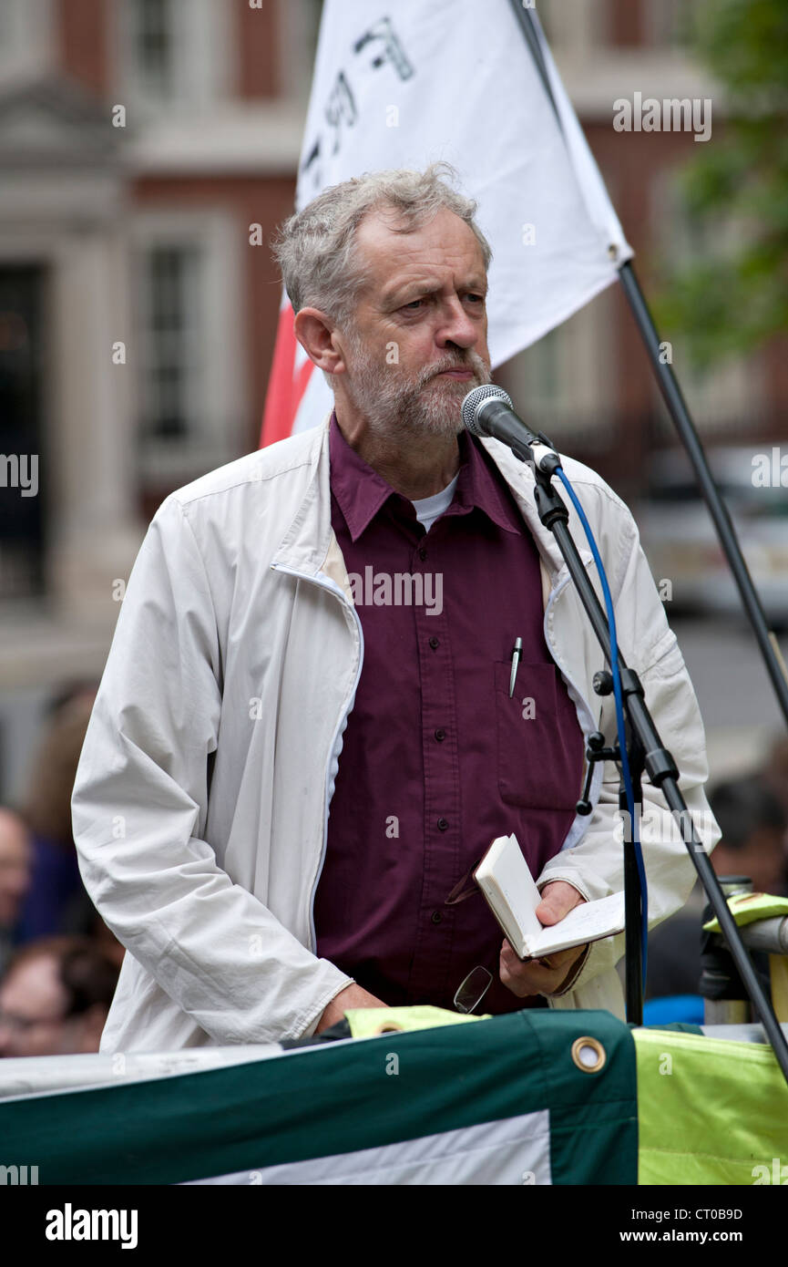 Jeremy Corbyn MP., Presidente de la Coalición parar la guerra (2012), habla de la reunión de protesta. Foto de stock