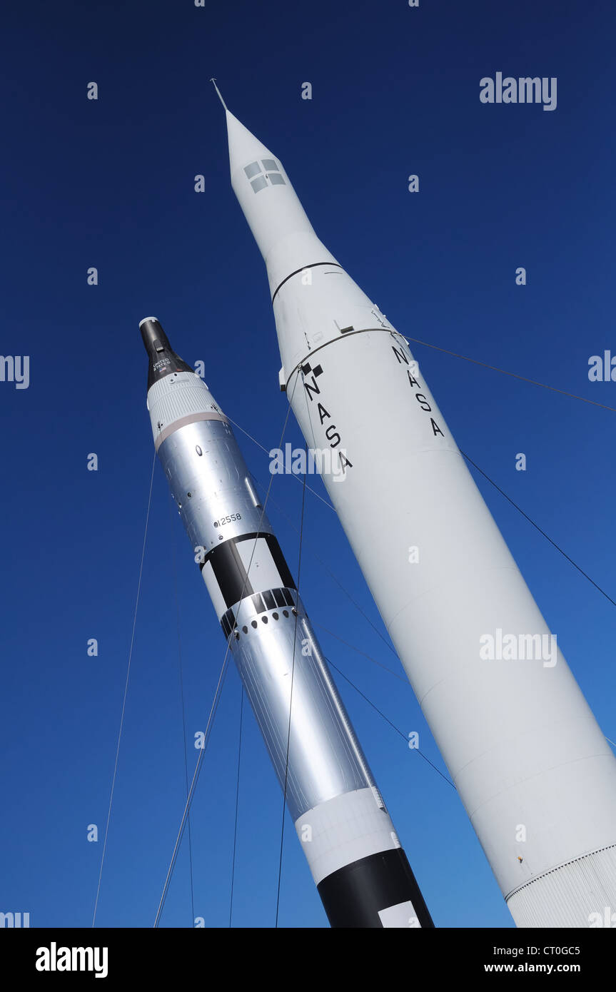 Dos cohetes en la exhibición en el jardín del centro espacial Kennedy en Florida, Estados Unidos. Foto de stock