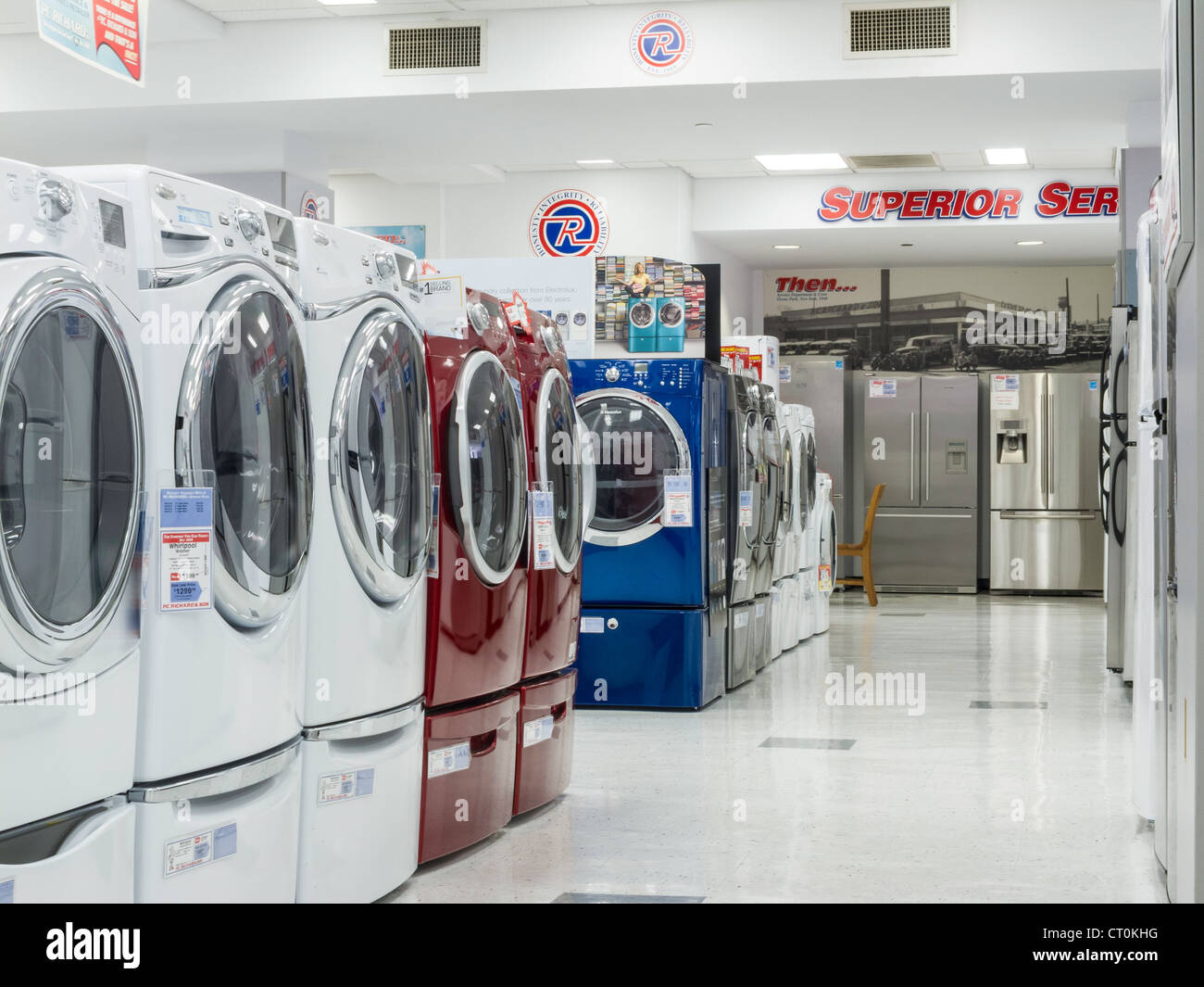 Lavadoras y secadoras para la venta en la tienda de electrodomésticos  Fotografía de stock - Alamy