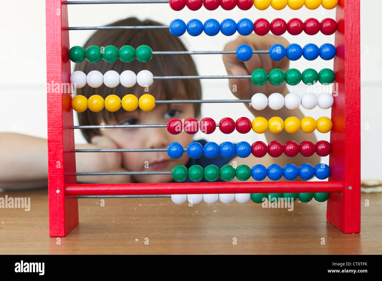 Niño jugando con abacus Foto de stock