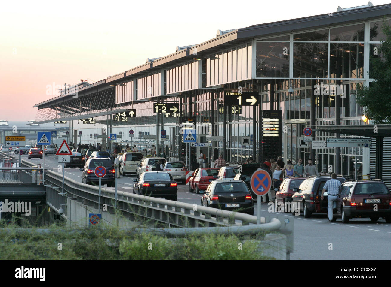 Stuttgart, la terminal del aeropuerto a la luz de la mañana Foto de stock