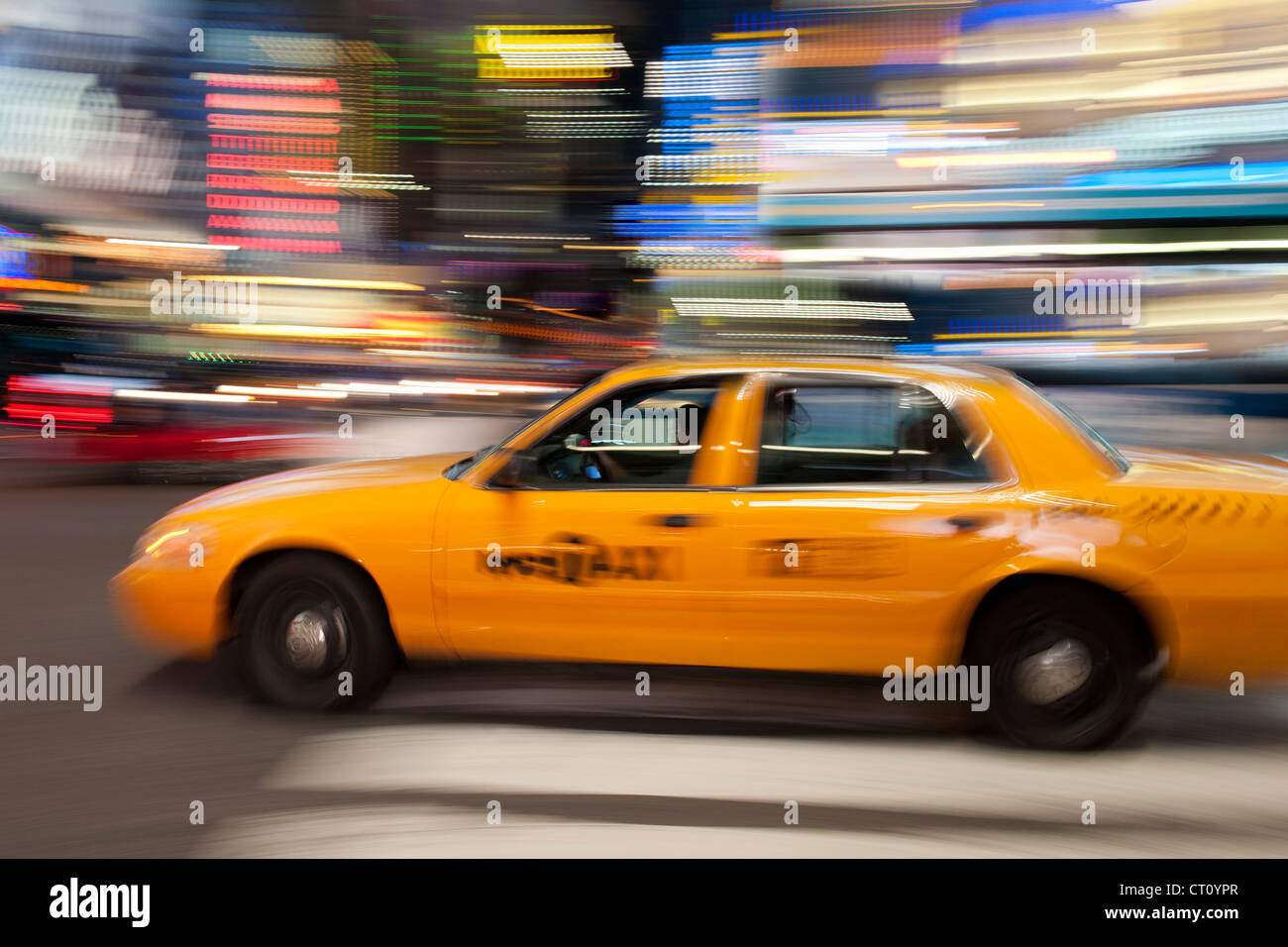 Movimiento-imagen borrosa de un amarillo de conducción de la cabina Nueva York en Manhattan por la noche. Foto de stock