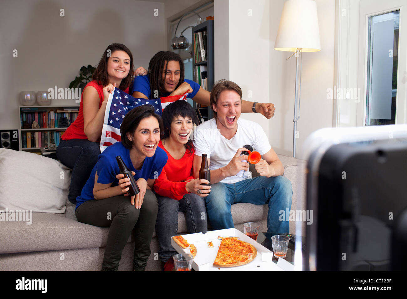 Amigos viendo deportes en la televisión Foto de stock