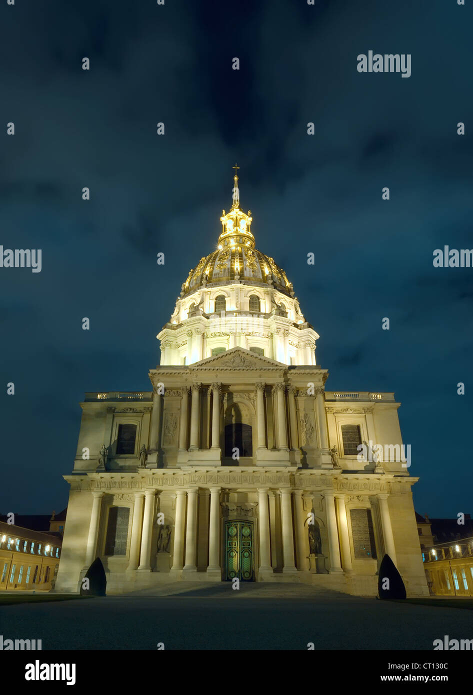 La cúpula de los Invalides en París, Francia, escena nocturna Foto de stock