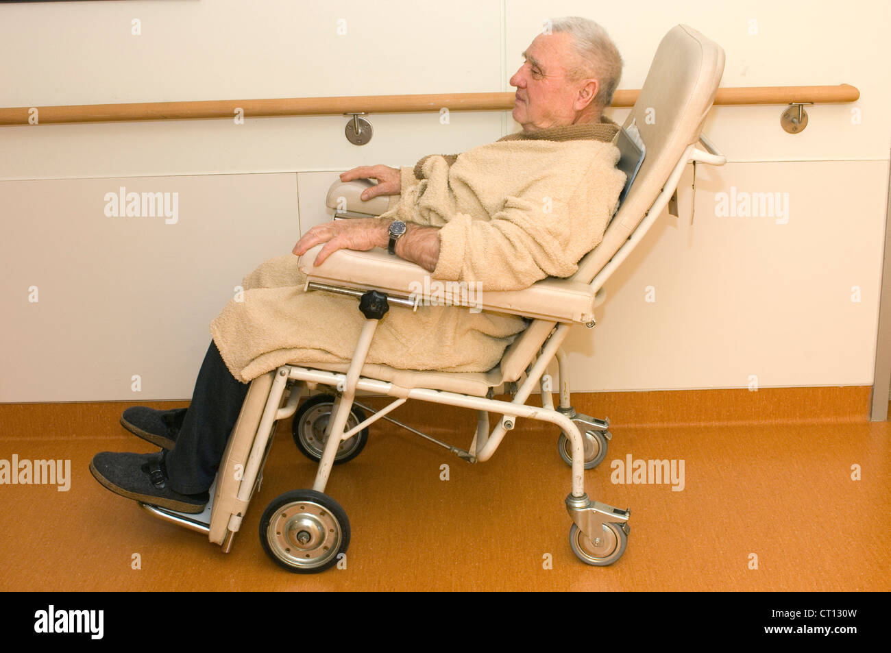Un anciano en una silla de ruedas. Foto de stock