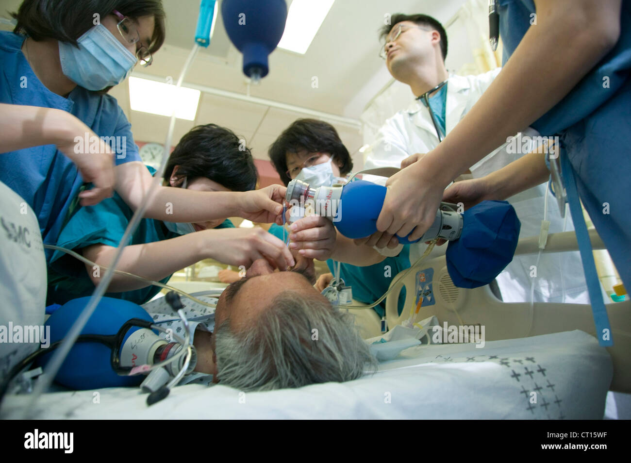 Tanque de oxígeno salvar la vida del paciente al personal médico de cuidados intensivos UCI de la unidad de cuidados intensivos del Centro Médico Samsung Samsung Medical ciento Foto de stock