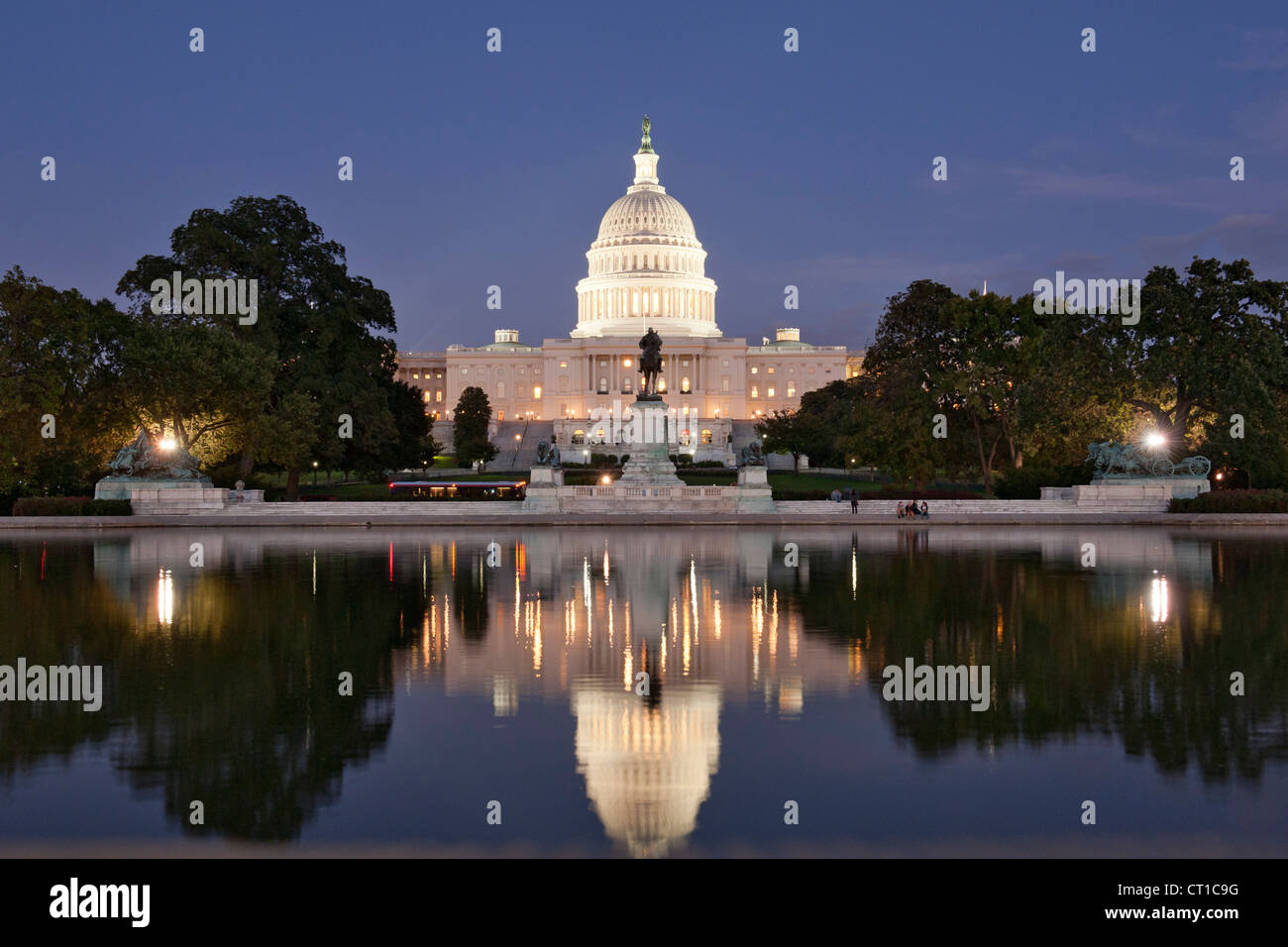 Edificio del Capitolio se refleja en la piscina reflectante en Washington DC, Estados Unidos. Foto de stock