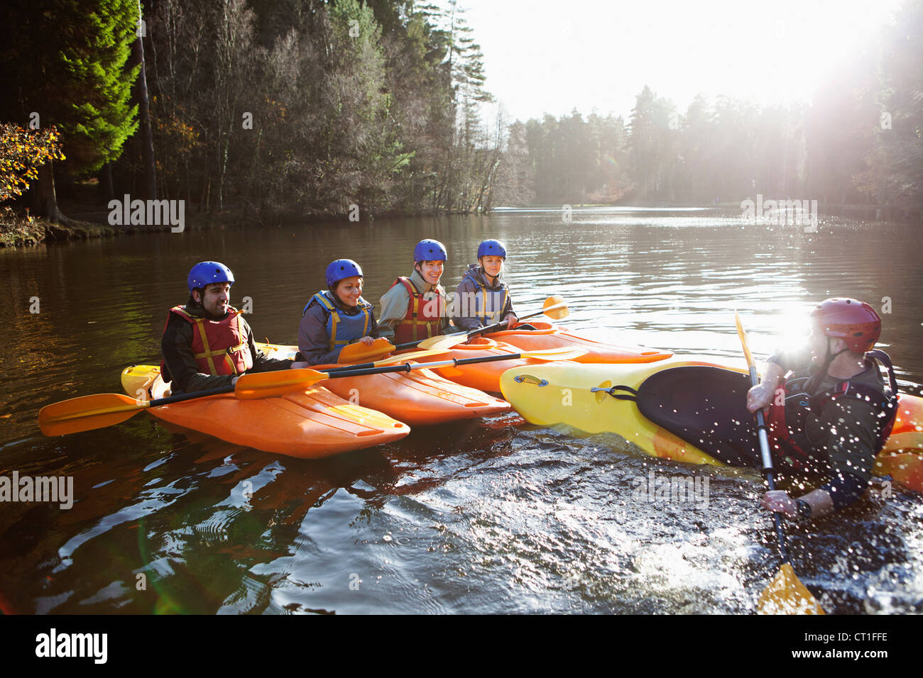 Profesor zozobra kayak en el lago Foto de stock