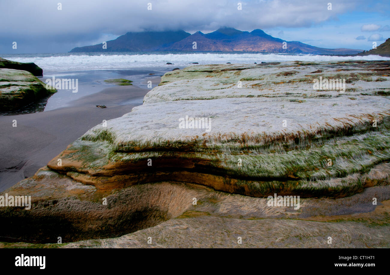 Un paisaje de la isla de eigg cantando arena hébridas interior frente a la costa occidental de Escocia con la isla de ron en el fondo Foto de stock