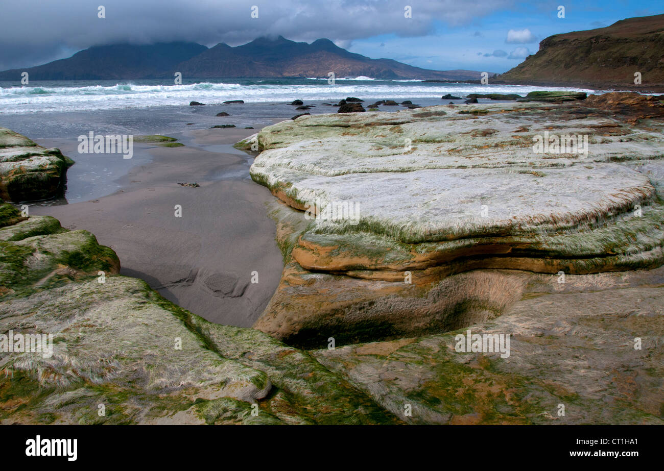 Un paisaje de la isla de eigg cantando sands hébridas interior frente a la costa occidental de Escocia con la isla de ron en el fondo Foto de stock