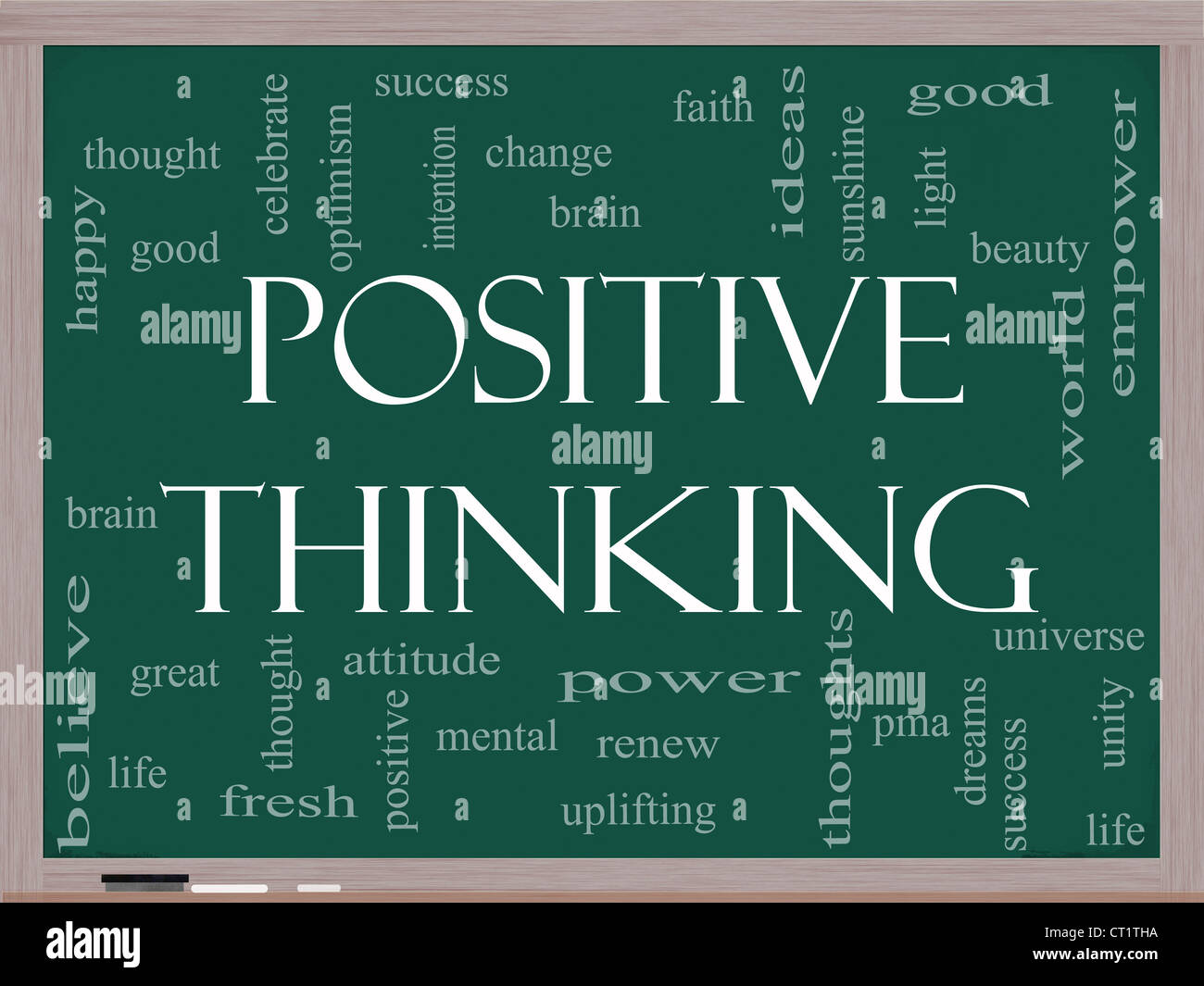 Pensamiento positivo palabra nube concepto sobre una pizarra con gran términos como buena, mental, el pensamiento, la vida, el optimismo y más Foto de stock