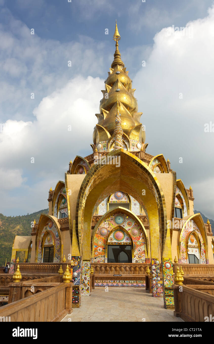 El templo budista de oro con cerámica, wat Phasornkaew, Tailandia Foto de stock