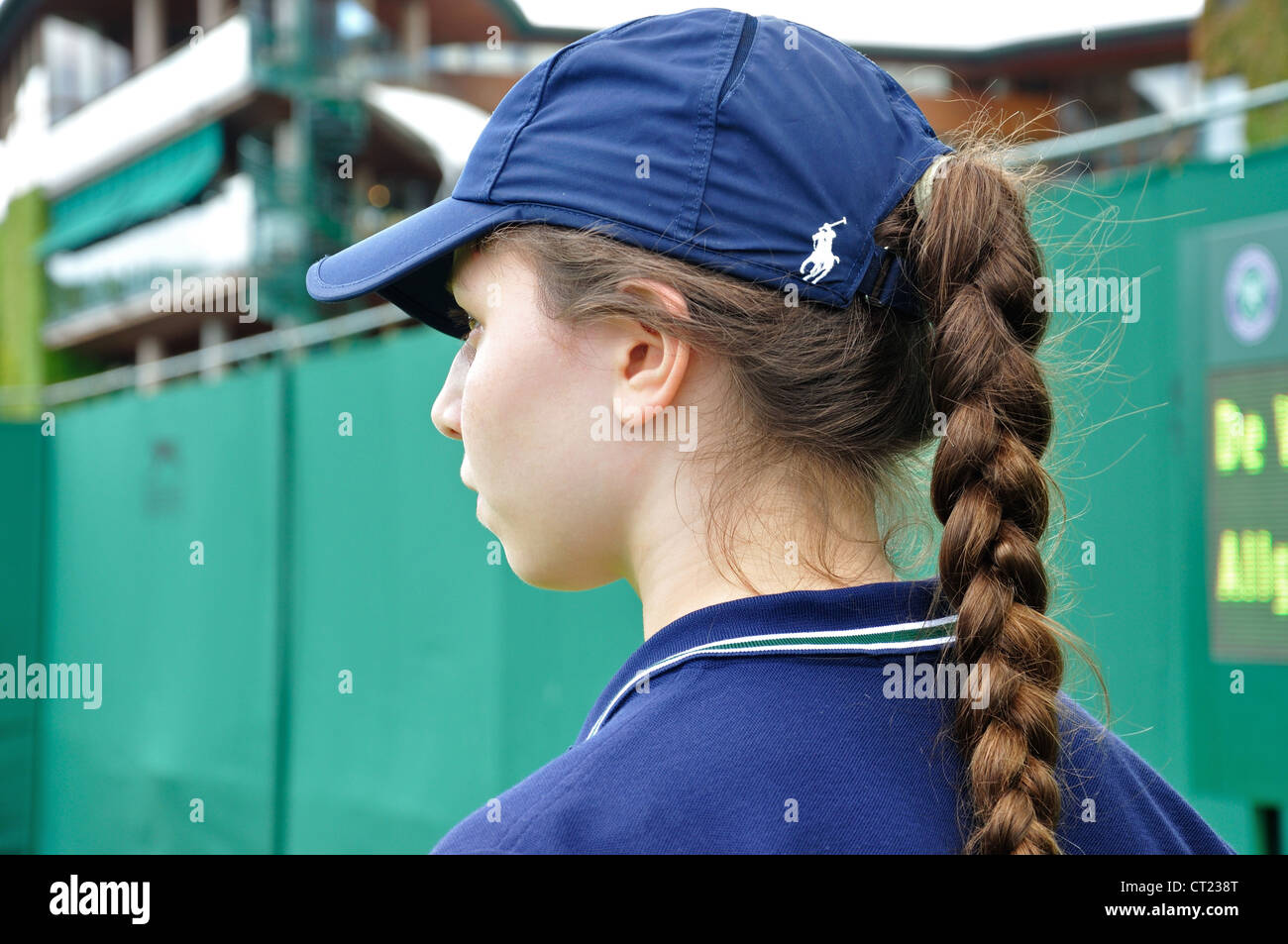Joven chica de bolas en el campeonato de 2012, Wimbledon, Merton Borough, Greater London, England, Reino Unido Foto de stock