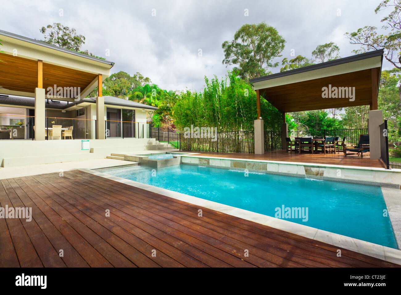 Moderno patio con piscina y área de entretenimiento en la elegante casa de Australia Foto de stock