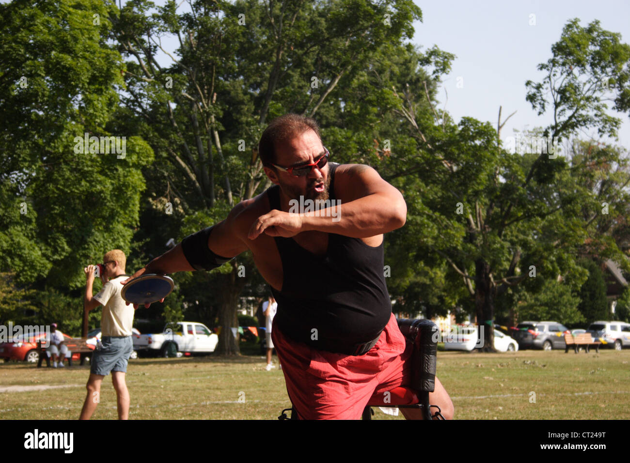 Veterano del Ejército Ronald Miner Jr.,51 de Frankfurt, Illinois,lanza la Discus en la 32ª Nacional de Veteranos juegos en silla de ruedas. Foto de stock