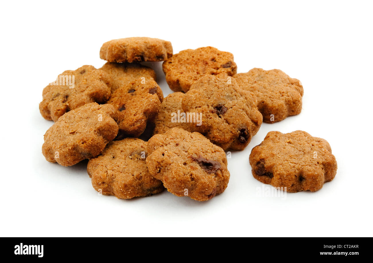 Mini galletas con trocitos de chocolate de cacao aislado en blanco Foto de stock