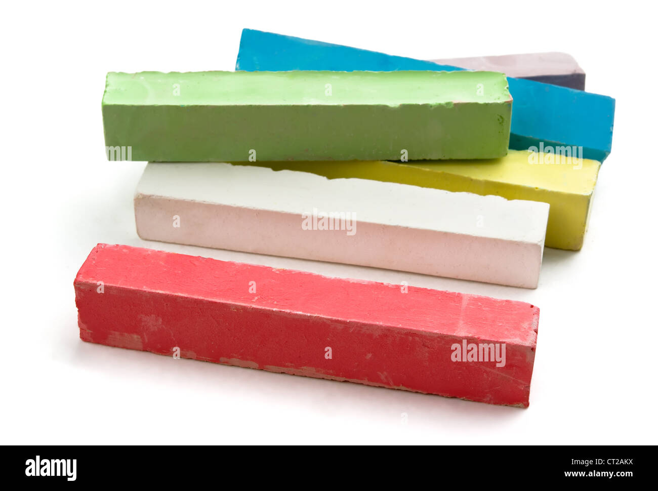 Piezas de colores de tiza aislado en blanco Foto de stock