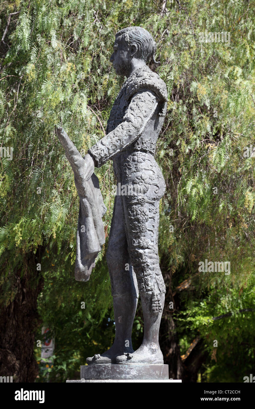 Estatua de Curro Romero un famoso torero de Sevilla, España