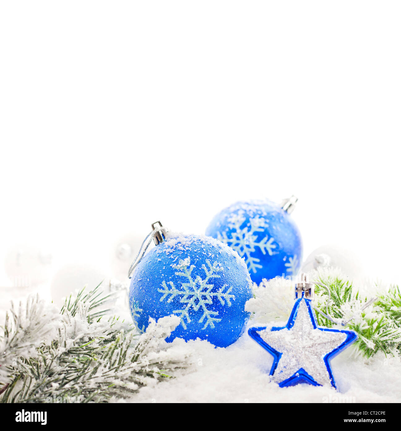 Prima Incierto Dirigir Rama de árbol de Navidad azul bolas de nieve contra el fondo blanco  Fotografía de stock - Alamy
