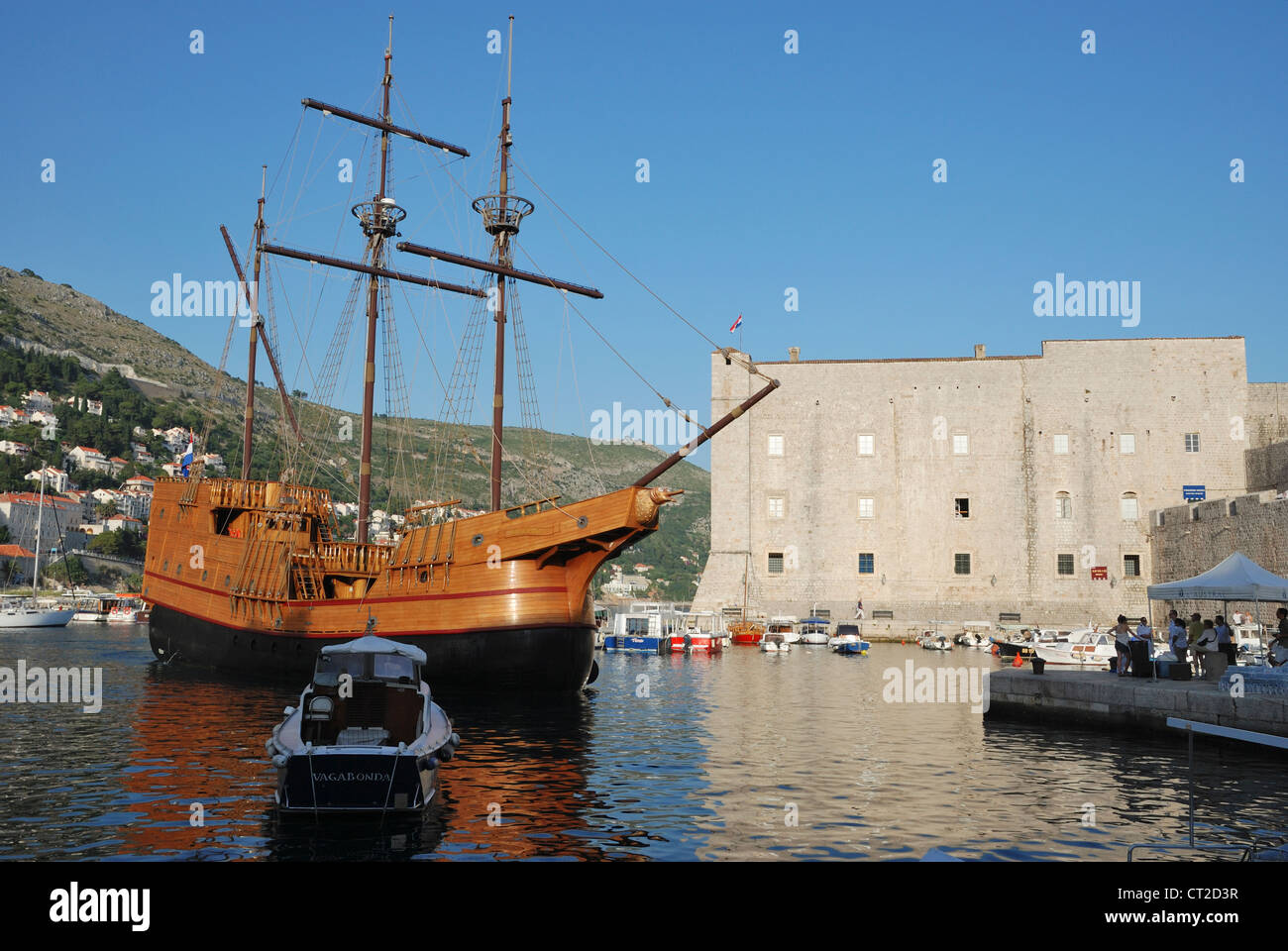 Réplica de un galeón barco crucero entrando en el Puerto Viejo en Dubrovnik, Croacia. Foto de stock