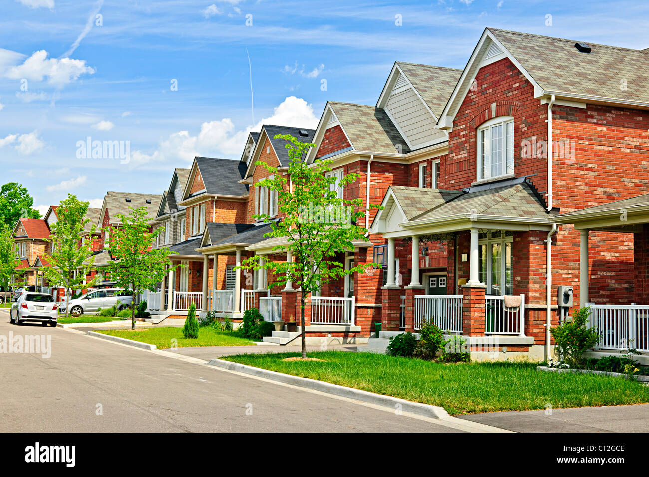 Suburban calle residencial con casas de ladrillo rojo Foto de stock