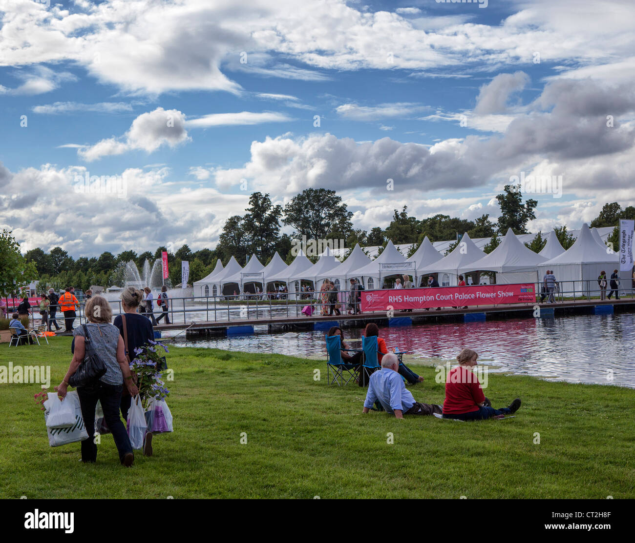 Al final de un hermoso día en el Hampton Court Flower Show. Foto de stock