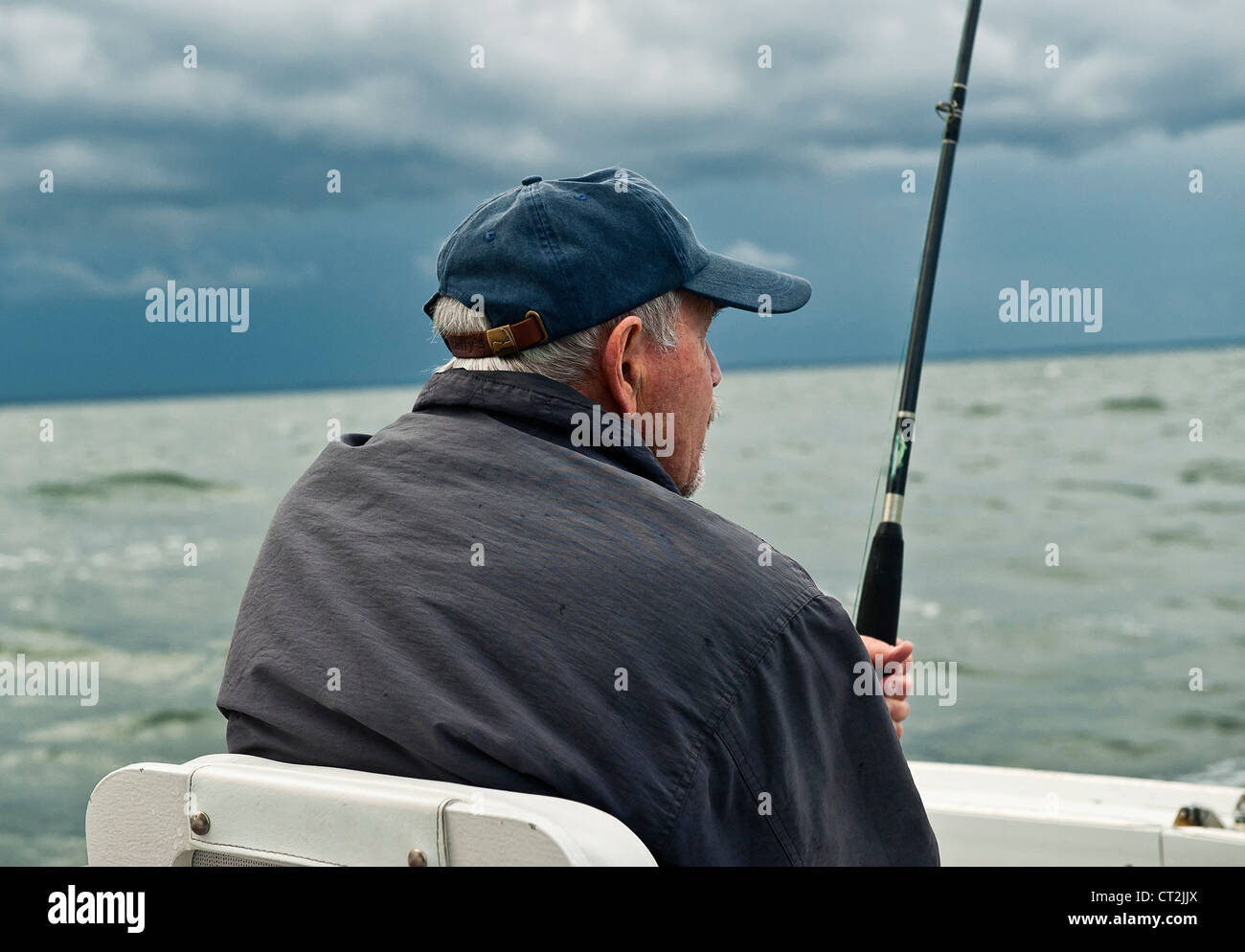 El hombre desde un barco de pesca deportiva. Foto de stock