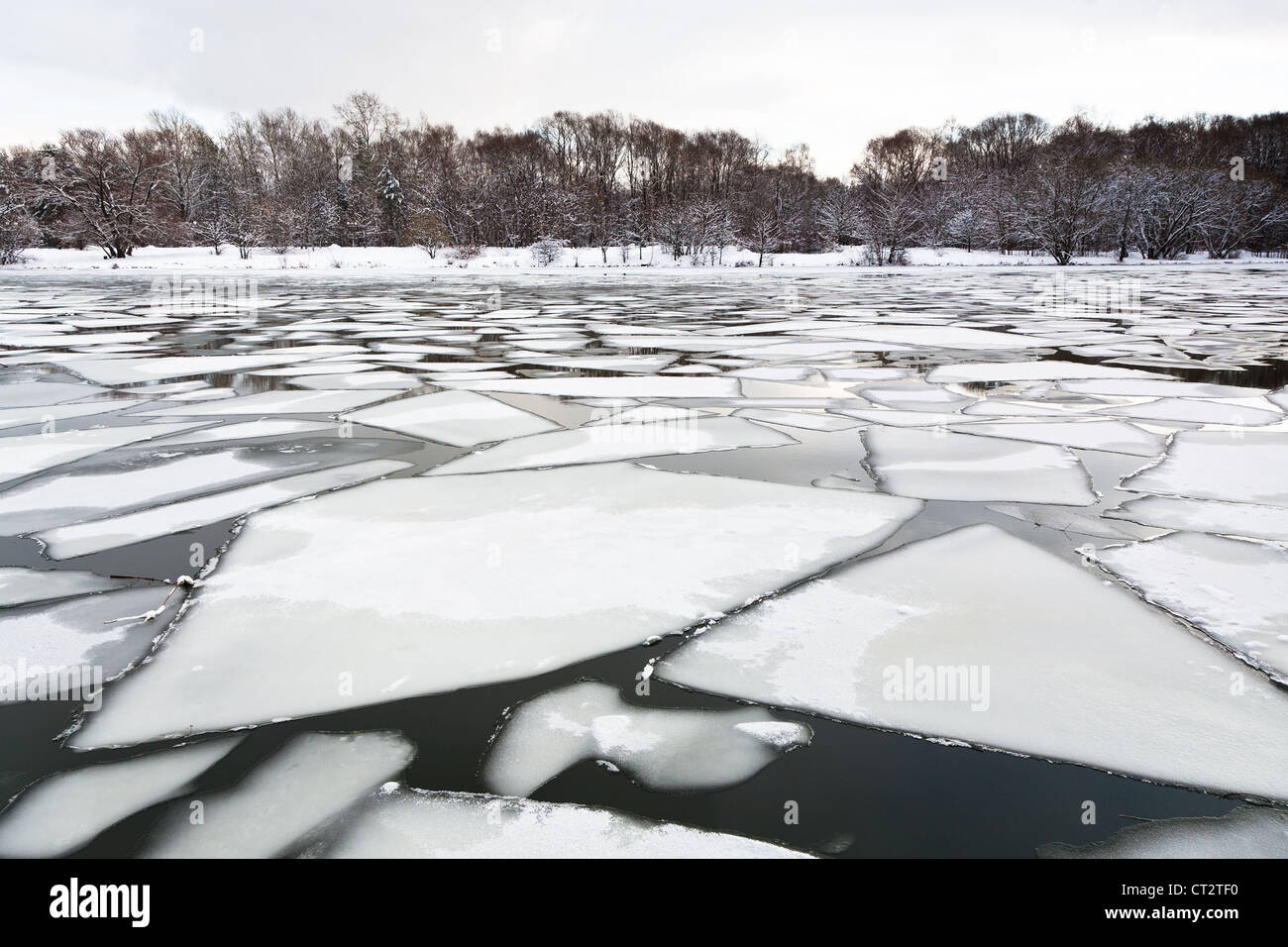 De hielo flotante sobre el río temprano en la tarde de primavera Foto de stock