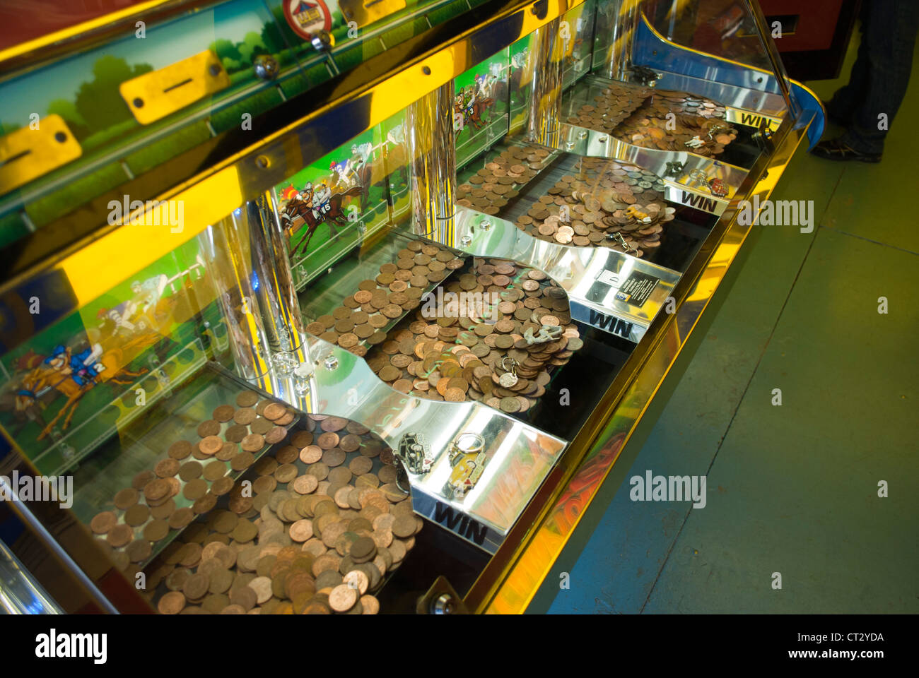 Cascada de moneda con máquina de apuestas de carreras de caballos en la  feria de diseño Fotografía de stock - Alamy