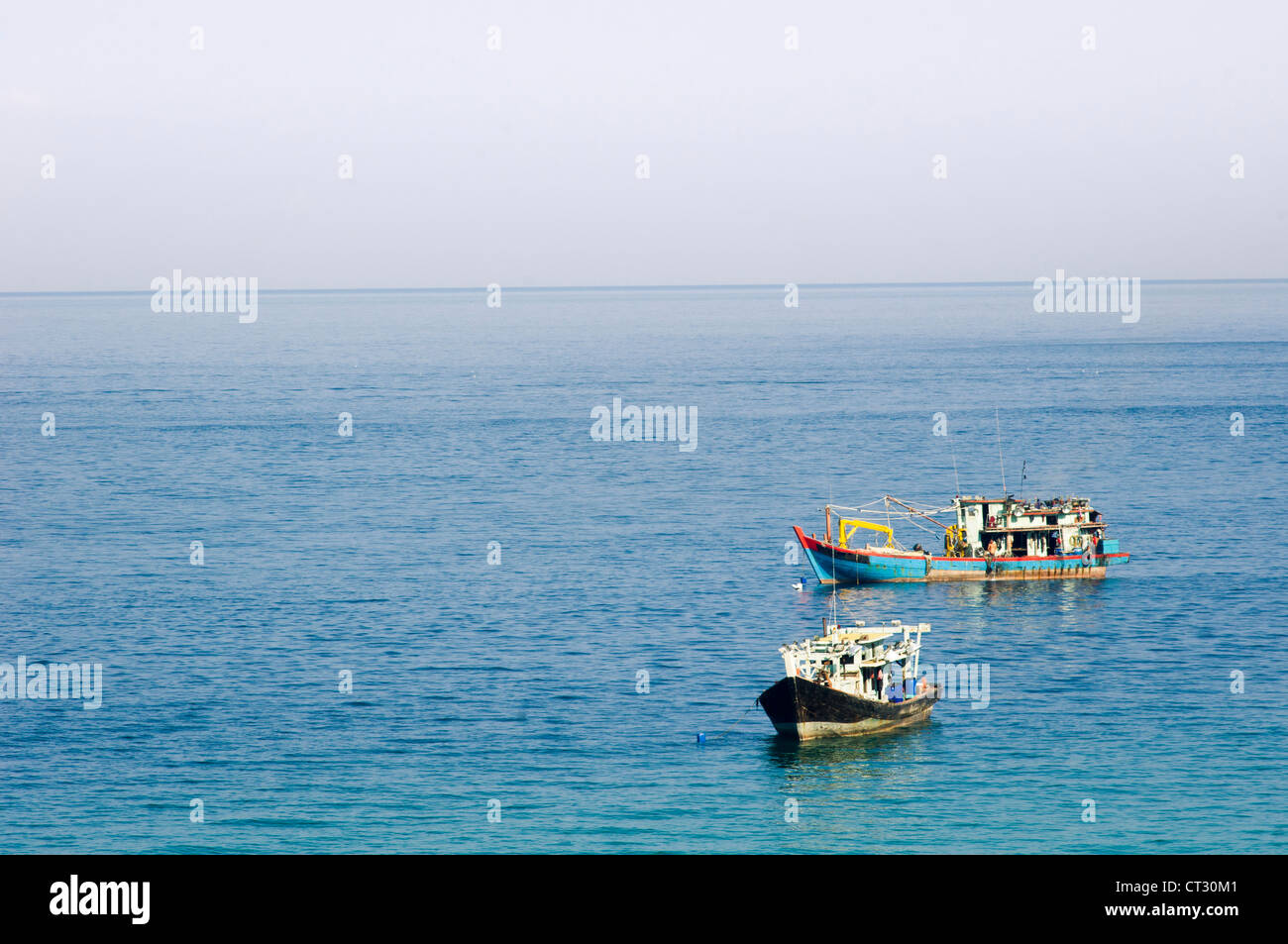 Los barcos de pesca en el mar en calma, la foto es tomada en Pulau Tioman, Malasia. Foto de stock