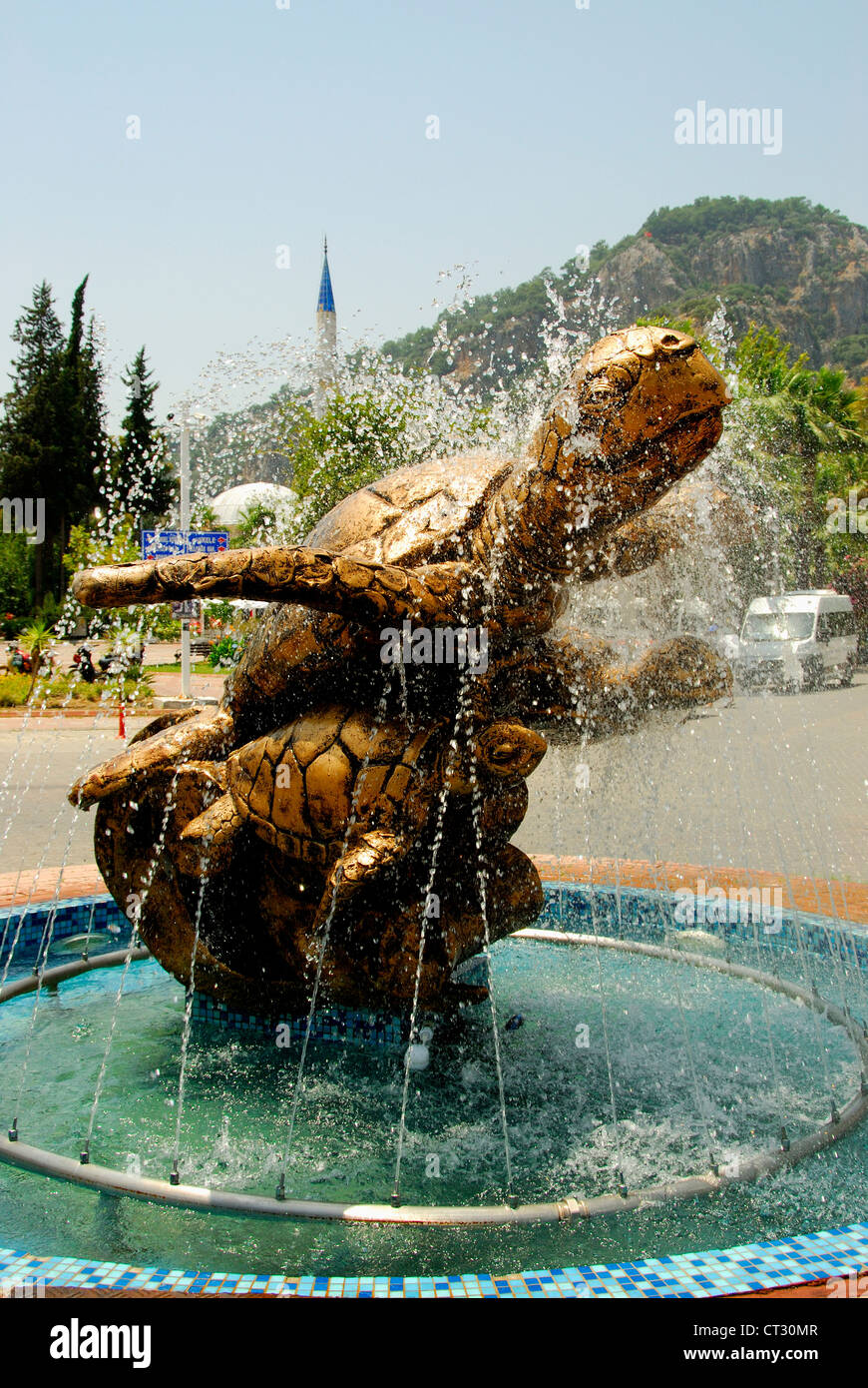 Tortuga boba estatua en el centro de la ciudad de Dalyan, Turquía. Foto de stock