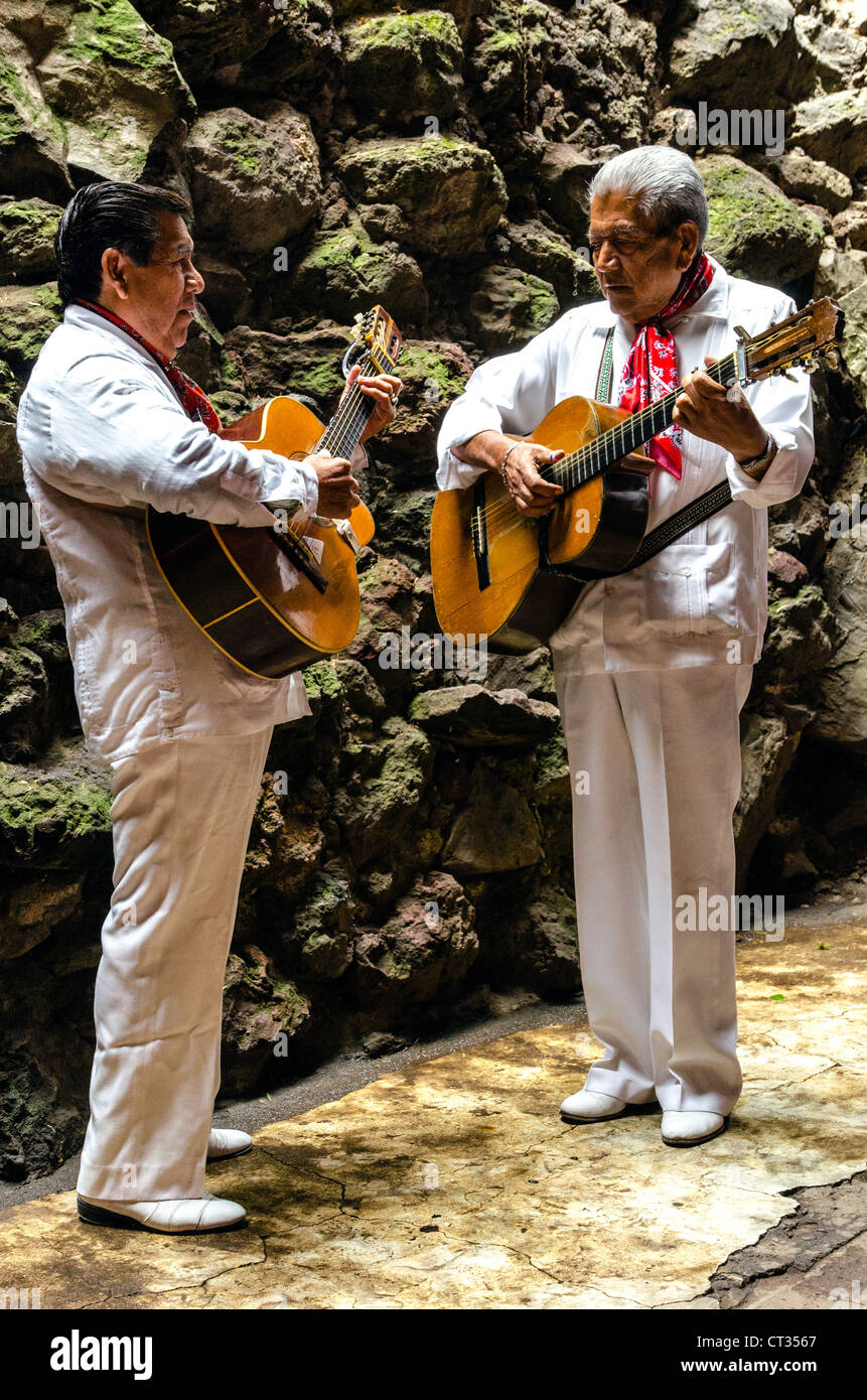 Guitarristas mexicanos fotografías e imágenes de alta resolución - Alamy