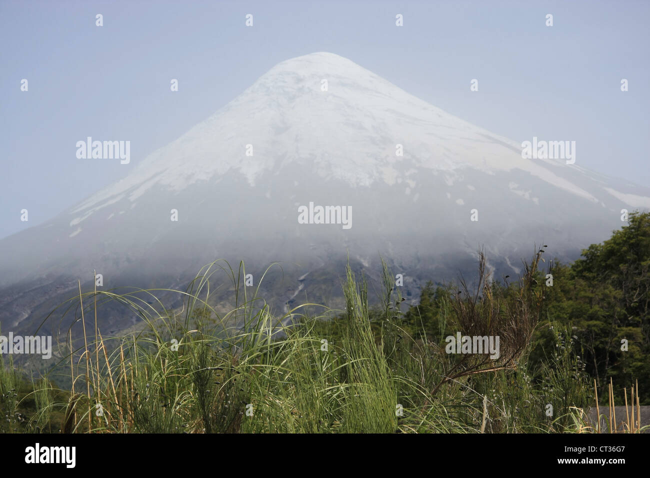 Volcán Osorno este de Puerto Varas, Chile (soft focus sobre el volcán) Foto de stock