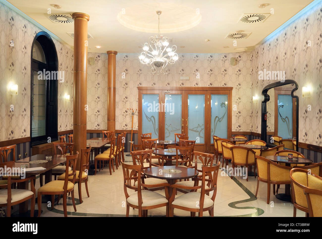 Interior de un restaurante, de estilo vintage, muebles clásicos de