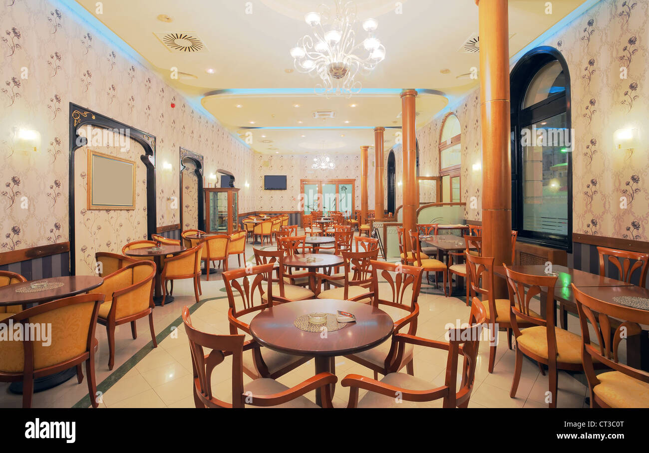 Interior de un restaurante, de estilo vintage, muebles clásicos de