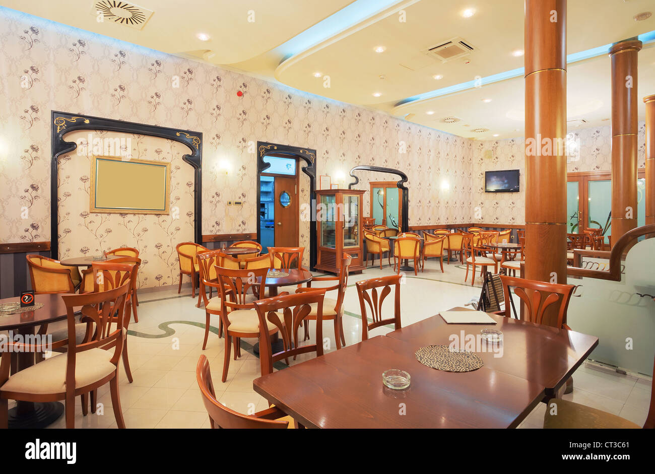 Interior de un restaurante, de estilo vintage, muebles clásicos de