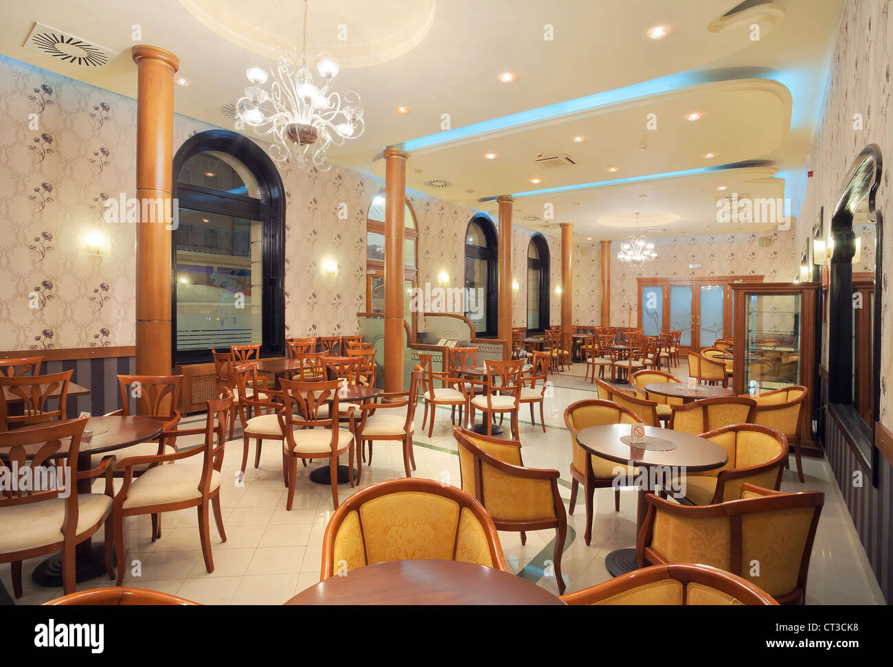 Interior de un restaurante, de estilo vintage, muebles clásicos de