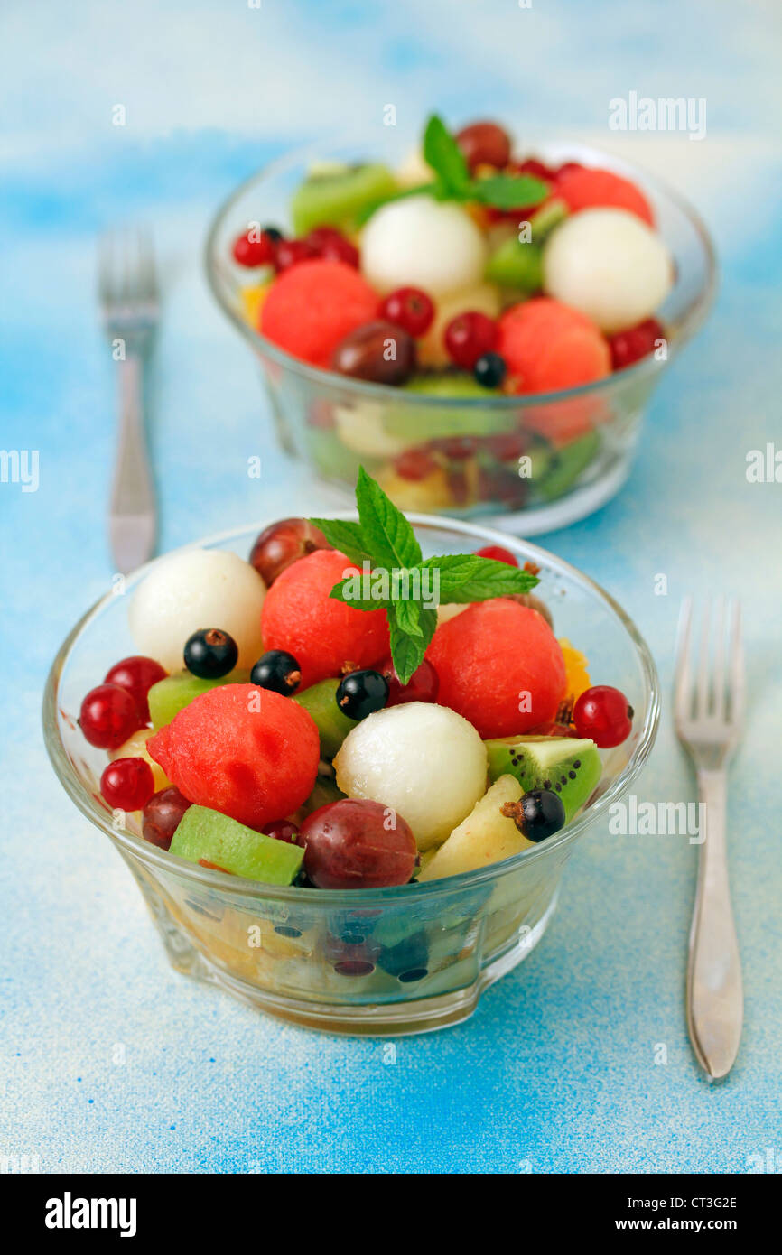 Ensalada de frutas con olor a azahar (flor de naranjo) receta disponibles. Foto de stock