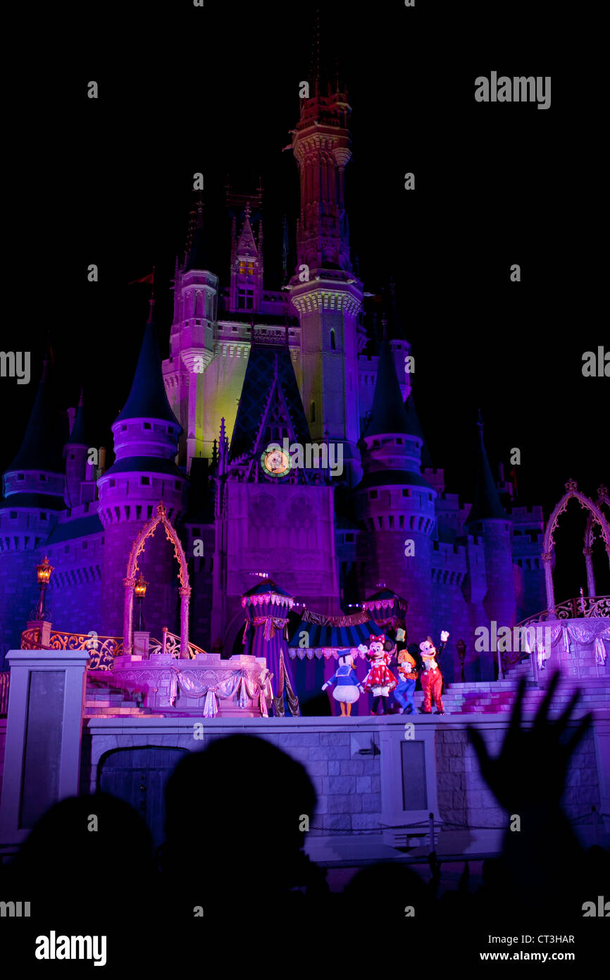 Los personajes Disney espectáculo nocturno en frente de el Castillo de Cenicienta en Magic Kingdom, Disney World, Orlando, Florida Foto de stock