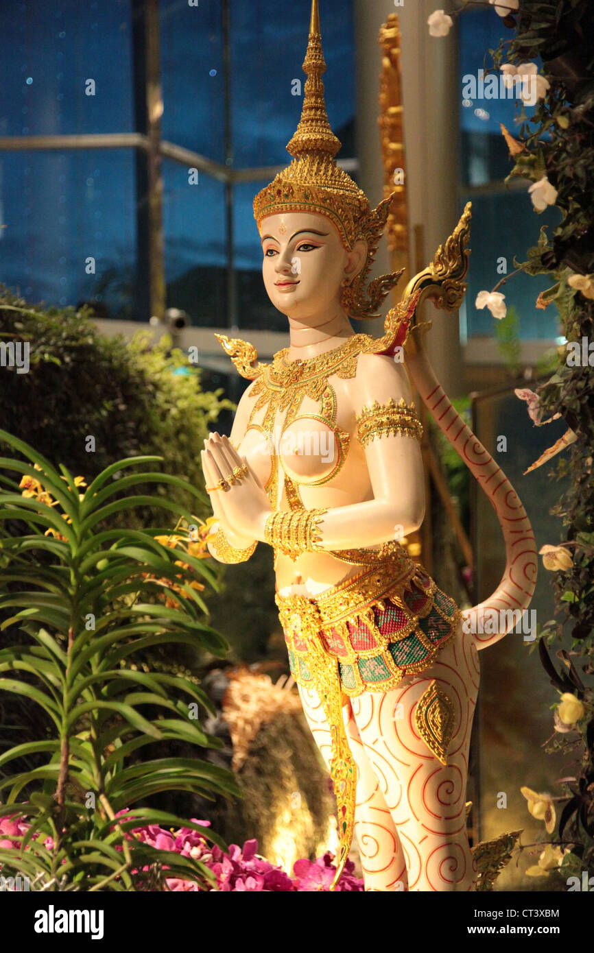 Es una foto de una estatua de un dios o una diosa Tailandesa. Tiene una