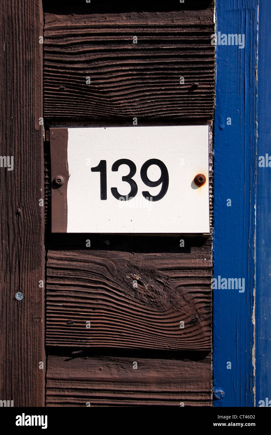 el-numero-139-en-una-placa-fijada-a-una-pared-de-madera-ct46d2.jpg