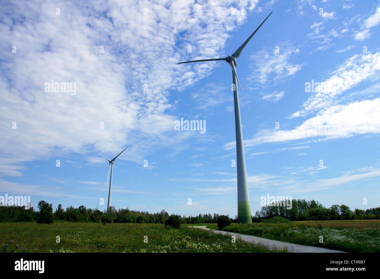 Turbinas de viento sobre un fondo de cielo azul Foto de stock