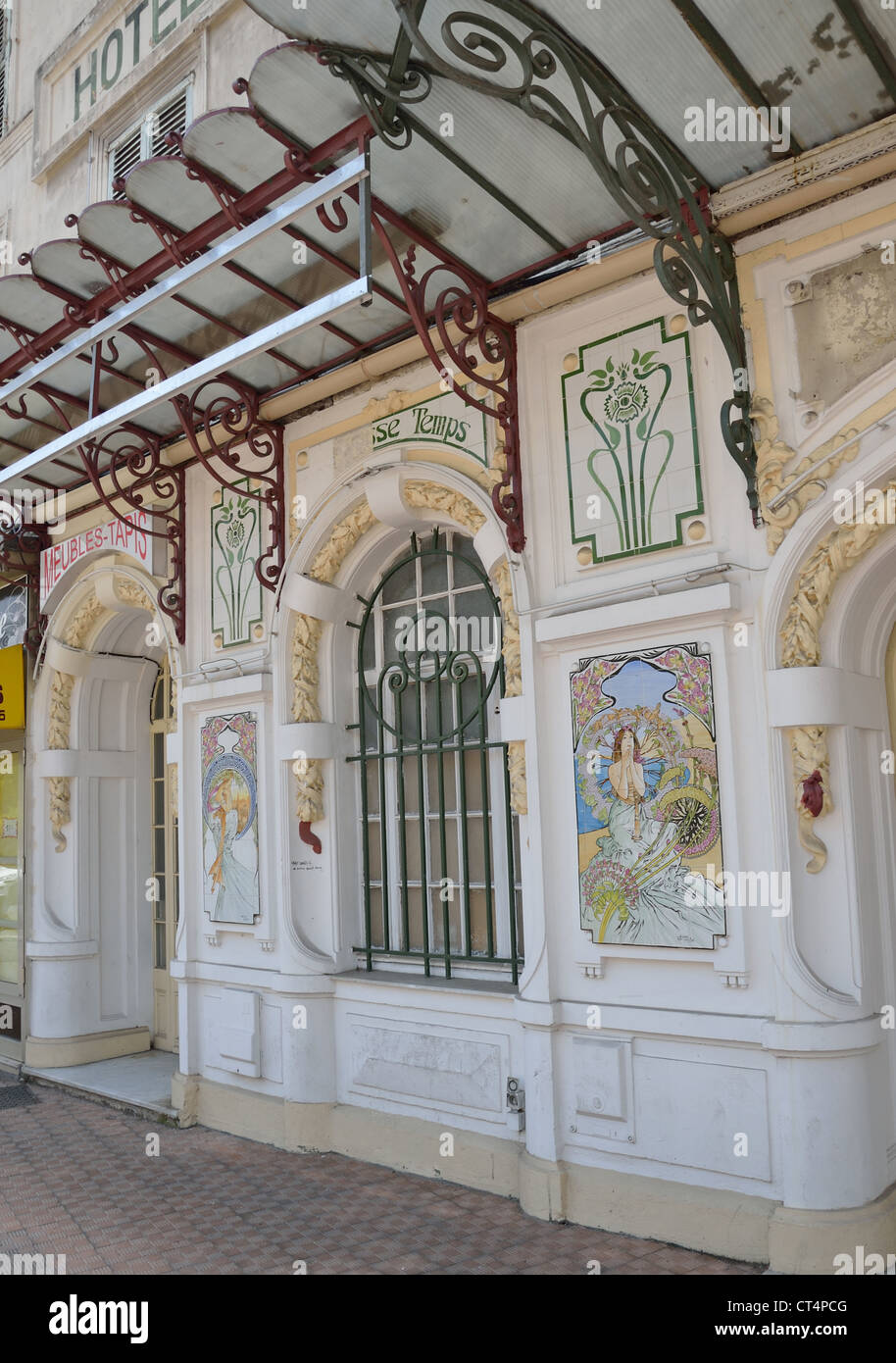 Cerámica de estilo Art Nouveau en la fachada del antiguo hotel Mondial, Rue Partouneaux, Menton, Côte d'Azur, Provence-Alpes-Côte d'Azur, Francia Foto de stock