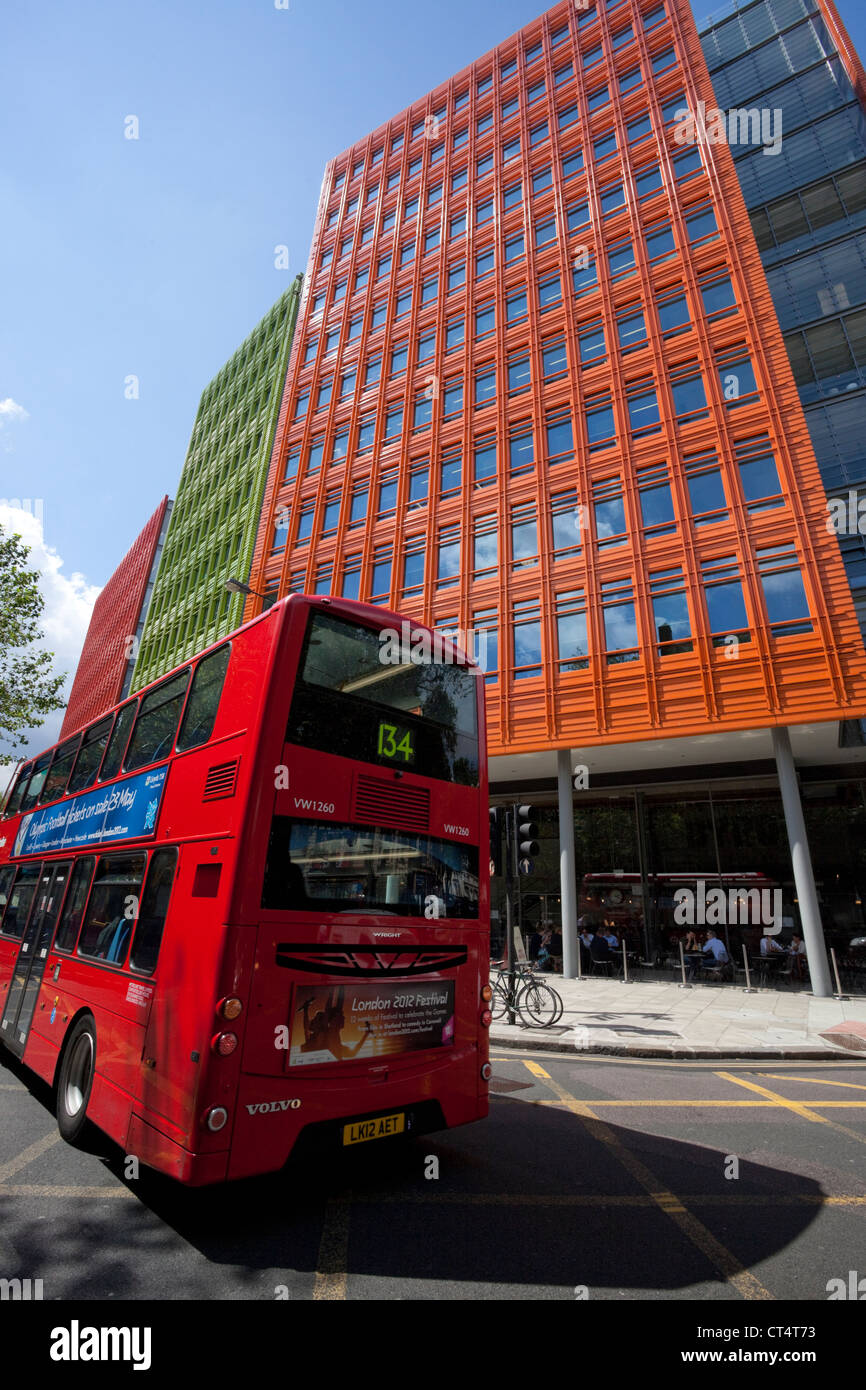 Un autobús de dos pisos y Central Saint Giles desarrollo, St. Giles High Street, en el centro de Londres, Inglaterra, Reino Unido. Foto de stock