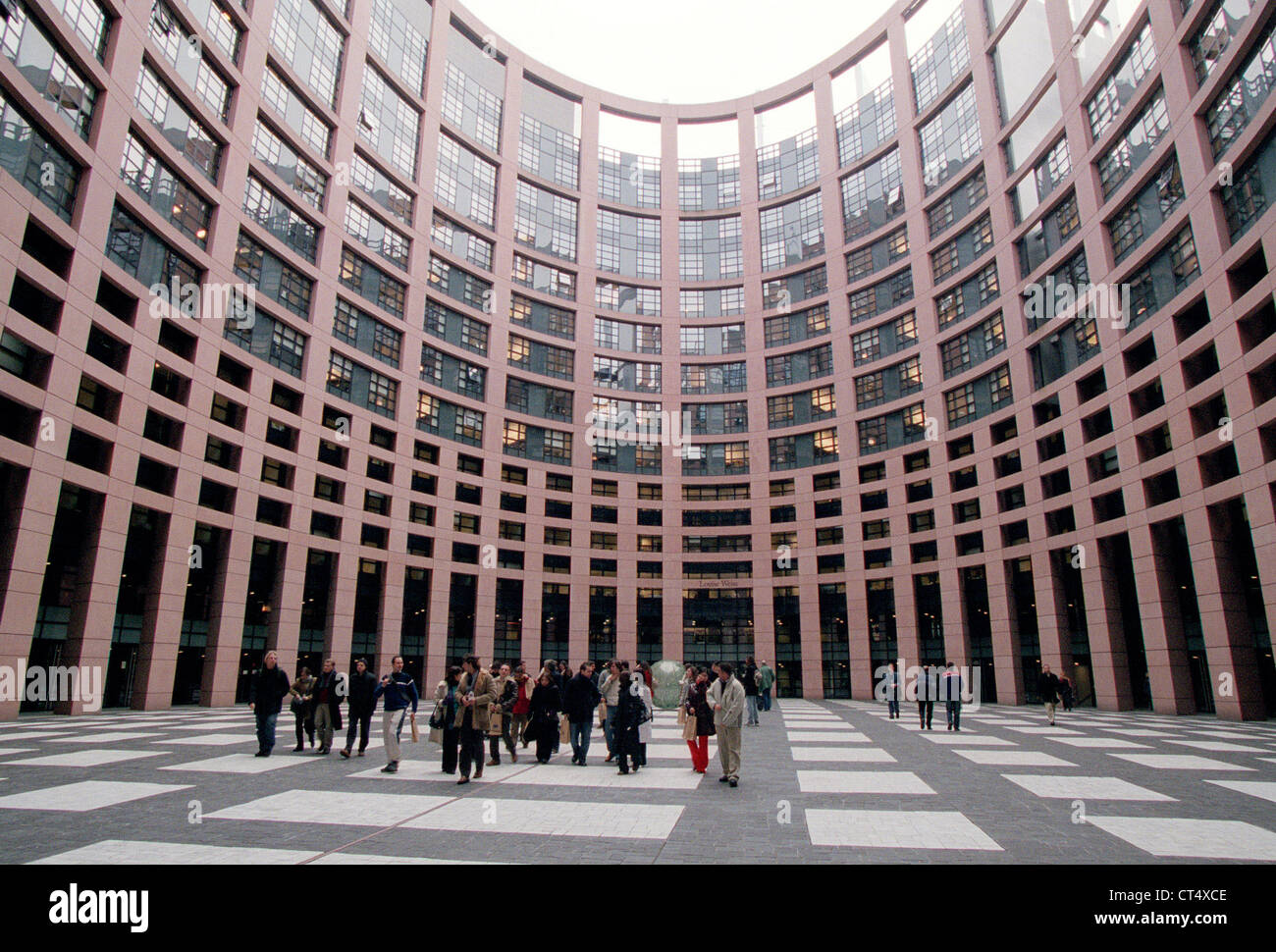 El Parlamento patio del edificio Louise Weiss de la UE Foto de stock