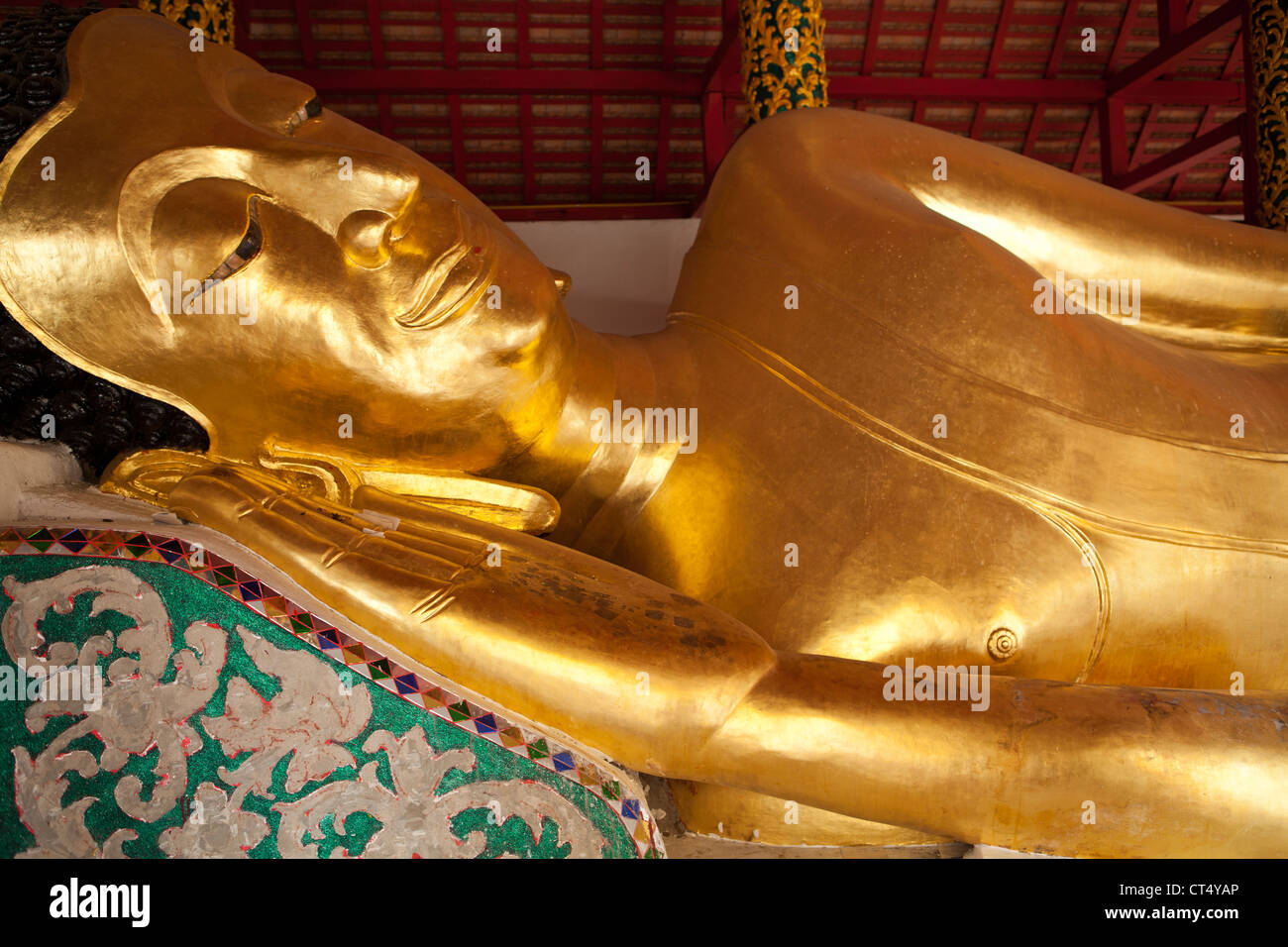 Wat Pongsanuk Buda reclinado Foto de stock