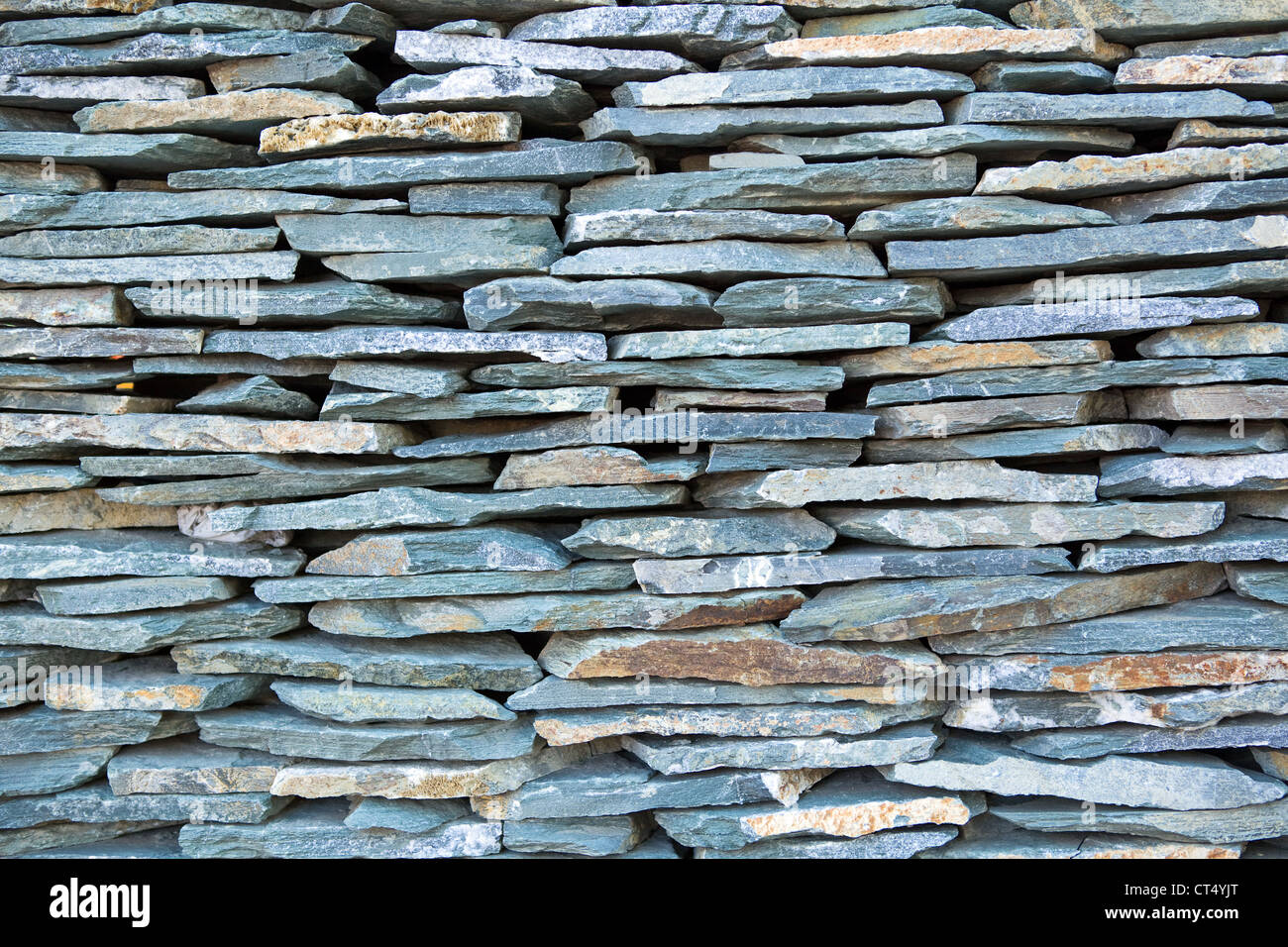 Apiladas, azul pizarra piedras. Foto de stock