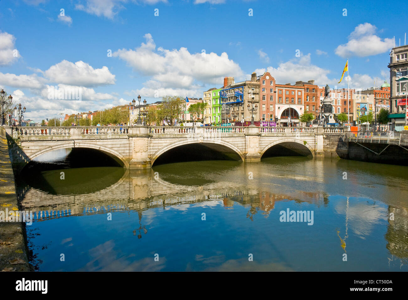 El puente O'Connell y monumento detrás en la calle O'Connell, cruzando el río Liffey, en el centro de Dublín. Foto de stock