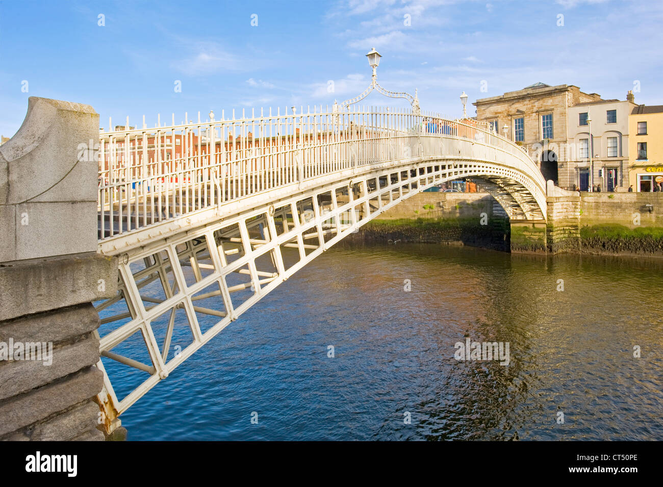 Una vista del Ha'Penny Bridge, que cruza el río Liffey en Dublín. Foto de stock