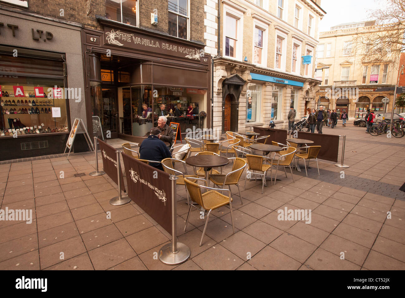 Fuera del área de descanso para un café pequeño en London Street, Norwich, Norfolk, UK Foto de stock
